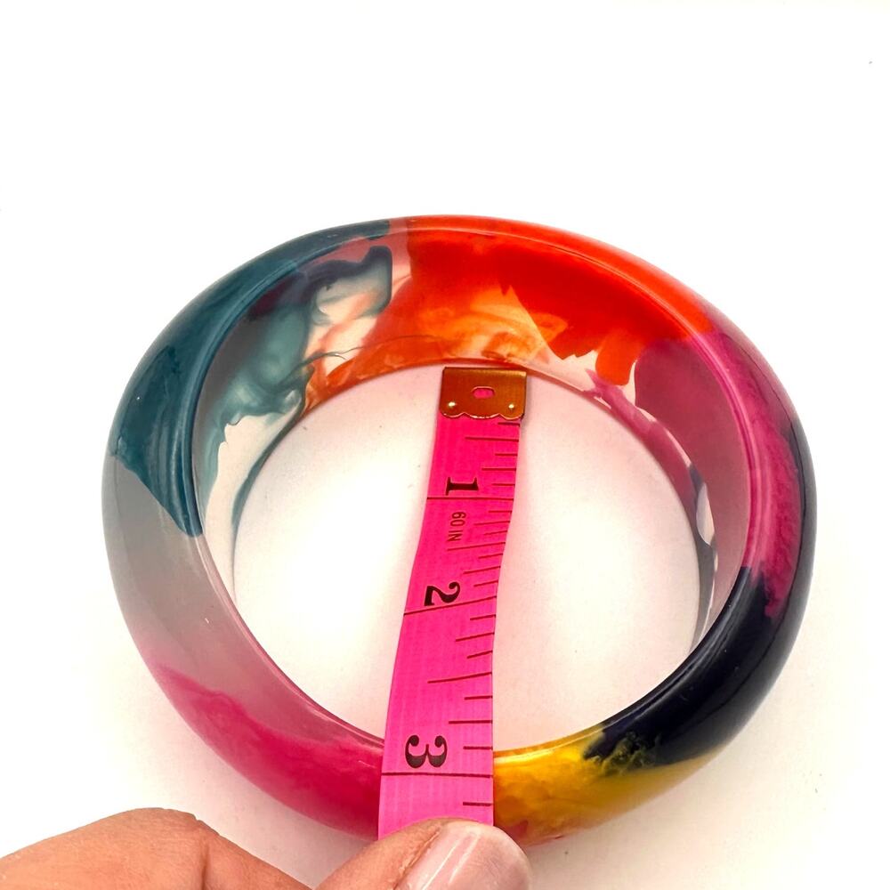 Rainbow Swirl Lucite Bangle Bracelet Heavy Chunky Jewelry Shiny 60s 70s Retro - Picture 7 of 14